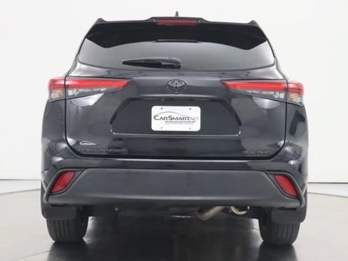 Used 2022 Toyota Highlander XLE AWD/4WD image 4
