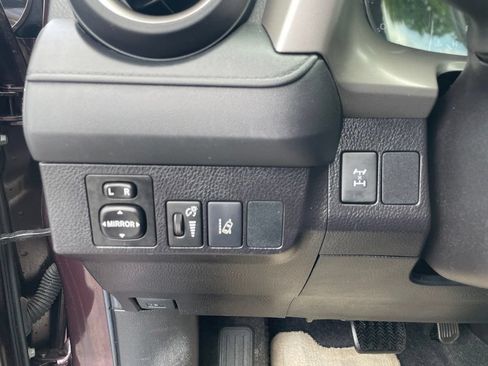 Used 2018 Toyota RAV4 LE w/ Carpet Mat Package AWD/4WD image 18