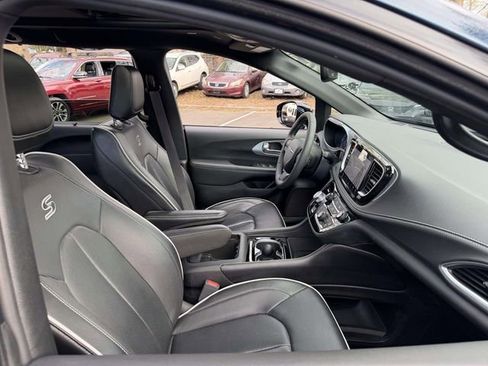 Used 2025 Chrysler Pacifica Limited FWD image 12