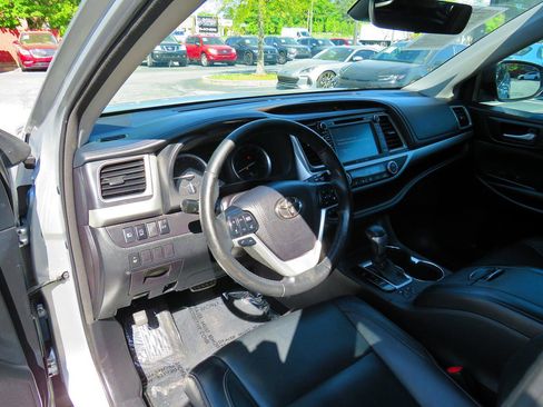 Used 2018 Toyota Highlander XLE image 12
