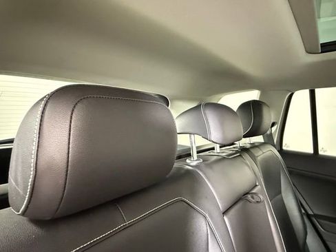 Used 2021 Volkswagen Tiguan SE w/ Panoramic Sunroof Package image 25