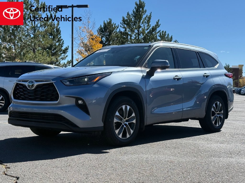 Certified 2022 Toyota Highlander XLE AWD/4WD image 2