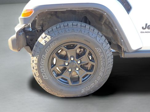 Used 2023 Jeep Gladiator Sport image 9