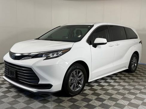 Used 2022 Toyota Sienna LE FWD image 3