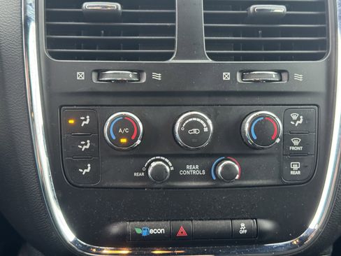 Used 2018 Dodge Grand Caravan SE image 18