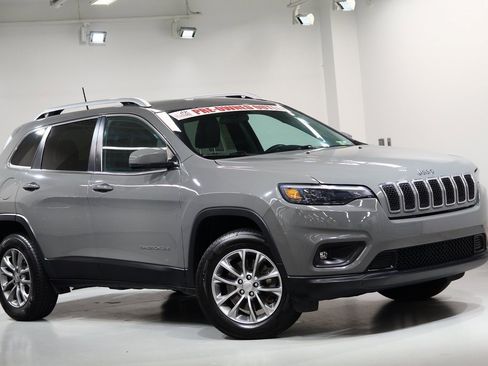 Used 2019 Jeep Cherokee Latitude Plus w/ Cold Weather Group image 2