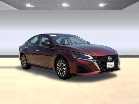 Used 2025 Nissan Altima 2.5 SV FWD image 7