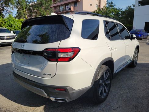 Certified 2025 Honda Pilot Elite image 3