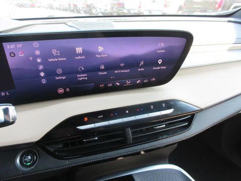 Certified 2025 Buick Enclave Preferred FWD image 30