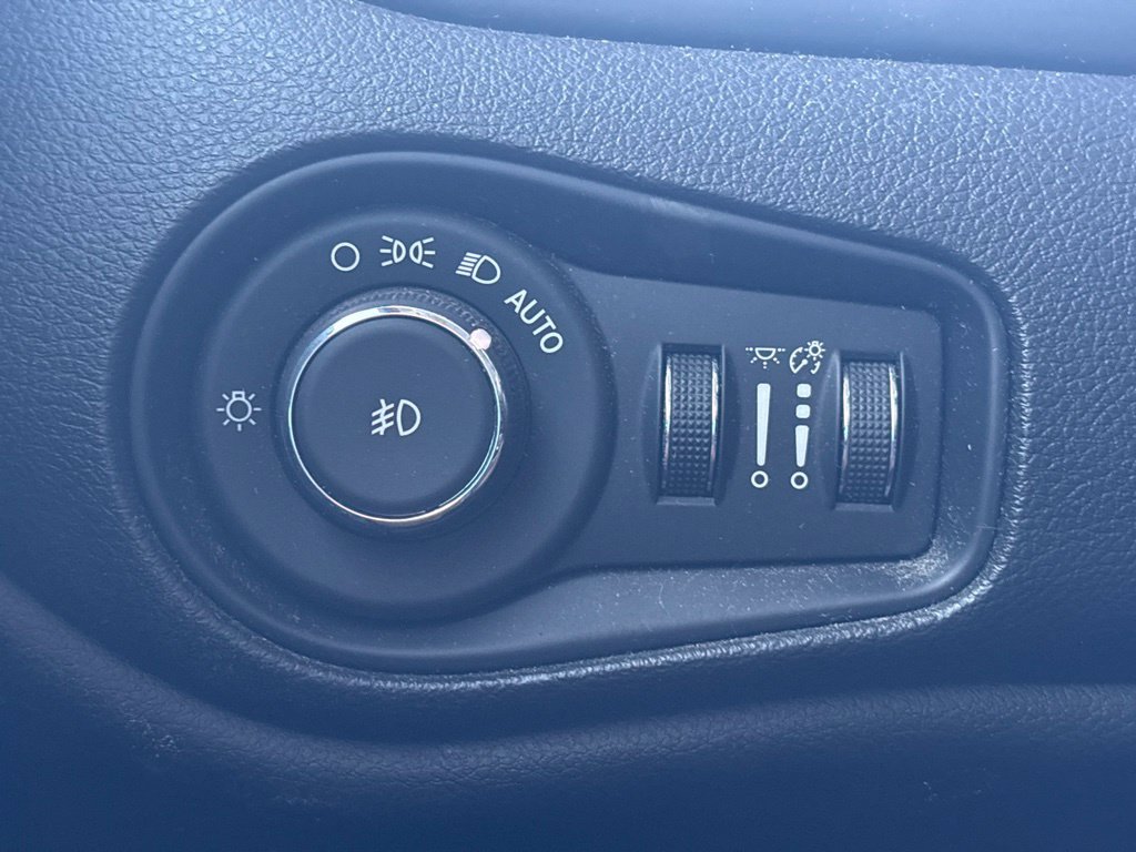 Used 2018 Jeep Renegade Altitude w/ UConnect 8.4 Nav Group AWD/4WD image 29