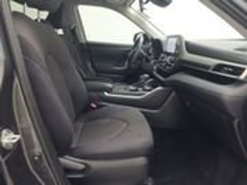 Used 2021 Toyota Highlander LE FWD image 8