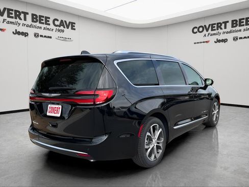 New 2026 Chrysler Pacifica Pinnacle image 9