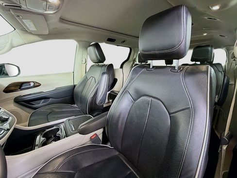 Used 2023 Chrysler Pacifica Limited image 13