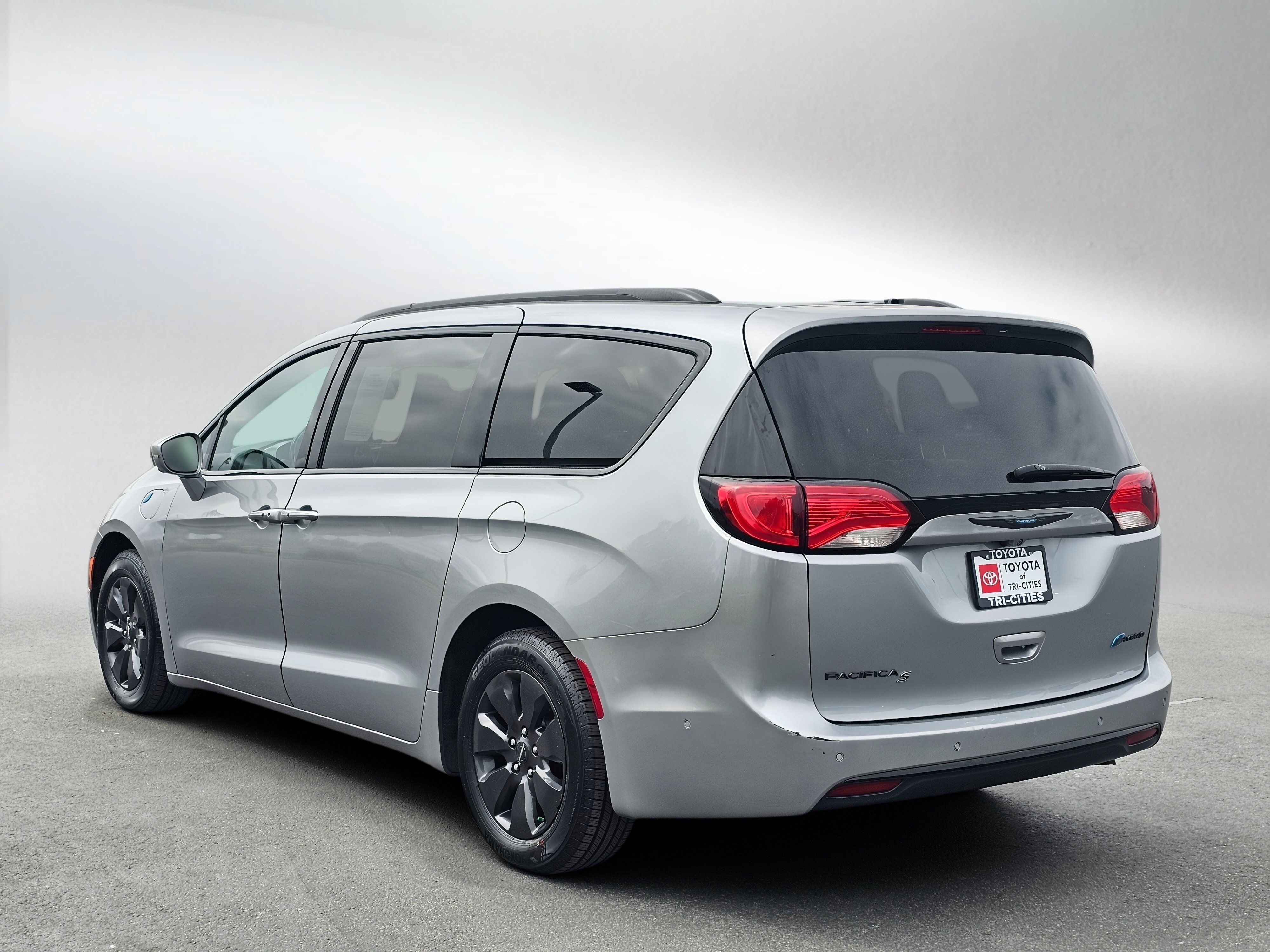 Used 2019 Chrysler Pacifica Limited w/ Advanced Safetytec Group FWD image 3
