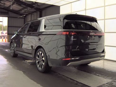 Used 2024 Kia Carnival EX FWD image 3