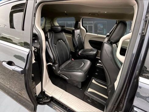 Used 2021 Chrysler Pacifica Touring-L FWD image 24