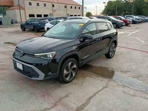 Used 2025 Volkswagen Taos SE AWD/4WD image 1