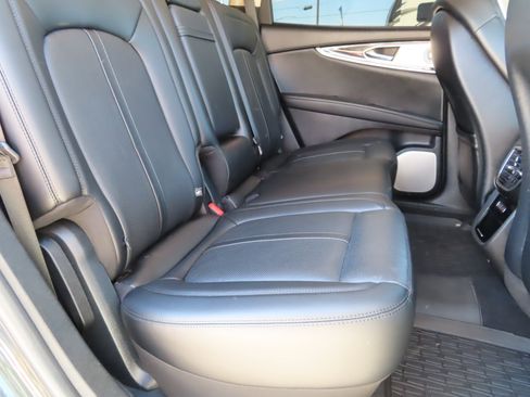 Used 2022 Lincoln Nautilus Reserve w/ Equipment Group 202A image 17