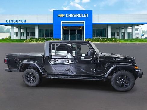 Used 2023 Jeep Gladiator Sport image 8