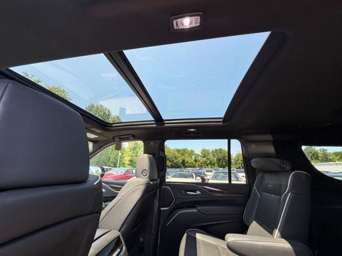 Used 2024 Cadillac Escalade ESV Premium Luxury AWD/4WD image 33