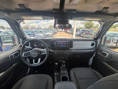 Used 2025 Jeep Wrangler Unlimited Sahara AWD/4WD image 33