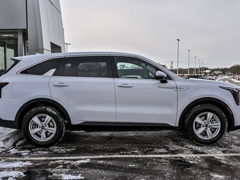 Used 2025 Kia Sorento LX image 9