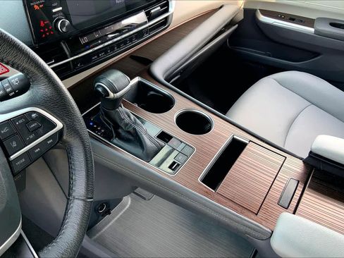 Used 2022 Toyota Sienna XLE image 16