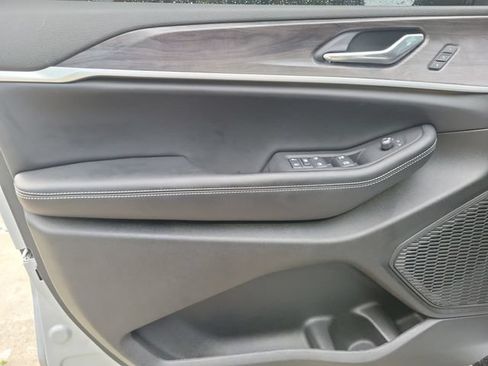 Used 2025 Jeep Grand Cherokee Limited RWD image 12