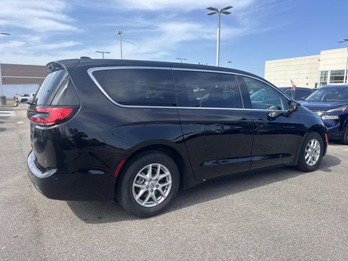 Used 2024 Chrysler Pacifica Touring-L FWD image 5