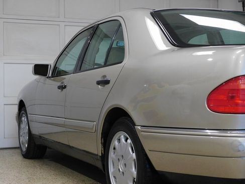 Used 1999 Mercedes-Benz E 320 4MATIC Sedan image 38