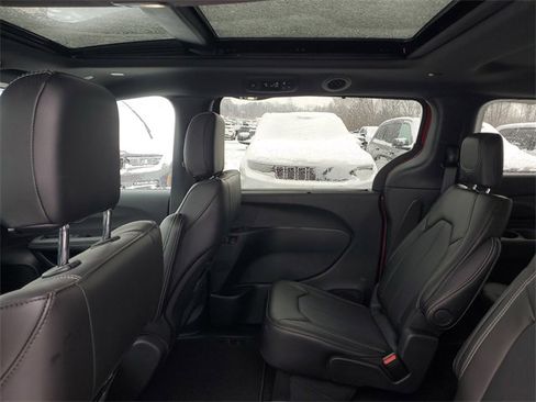 New 2026 Chrysler Pacifica Select image 9