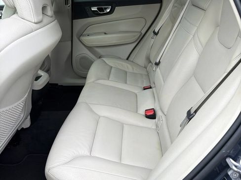 Used 2021 Volvo XC60 T5 Momentum w/ Protection Package AWD/4WD image 9