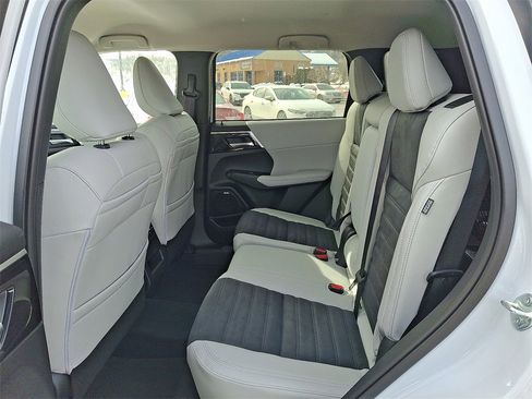 New 2026 Mitsubishi Outlander SE image 5