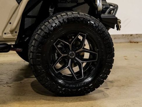 Used 2025 Jeep Wrangler Unlimited Rubicon w/ Technology Group image 34