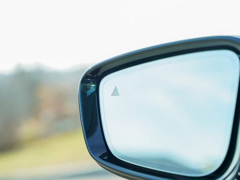 Used 2023 BMW 530e xDrive w/ Premium Package image 16