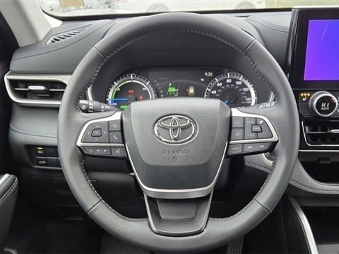 Certified 2024 Toyota Highlander XLE image 11