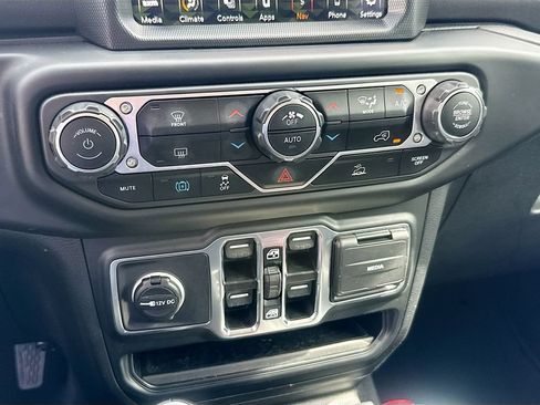 Used 2023 Jeep Wrangler Unlimited Sahara AWD/4WD image 17