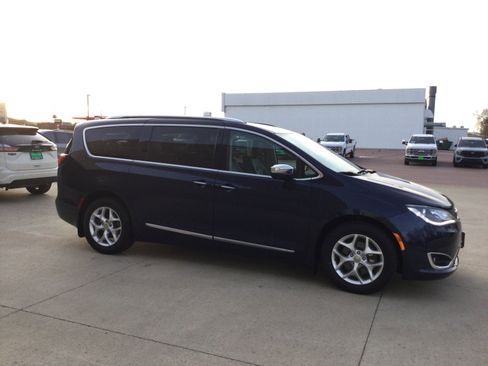 Used 2020 Chrysler Pacifica Limited w/ Advanced Safetytec Group image 3