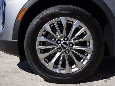 Used 2025 Cadillac XT4 Premium Luxury image 17