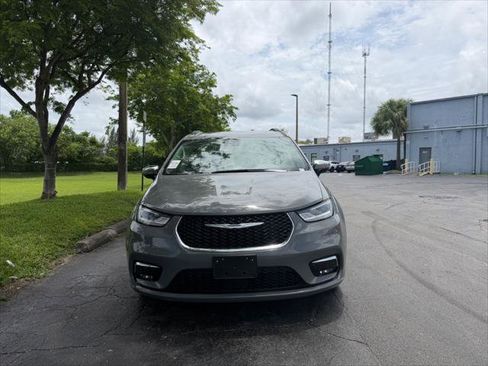 Used 2023 Chrysler Pacifica Limited FWD image 7