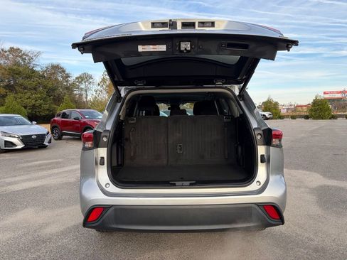 Used 2023 Toyota Highlander LE image 5