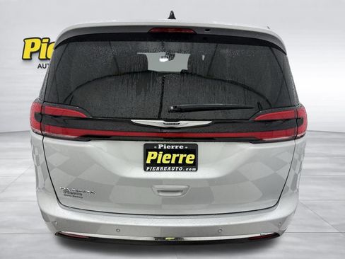 Used 2024 Chrysler Pacifica Touring-L image 3