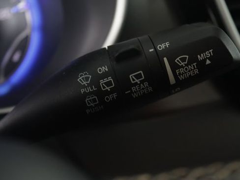 Used 2023 Chrysler Pacifica Touring-L image 13