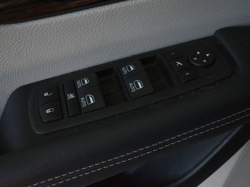 Used 2023 Chrysler Pacifica Limited FWD image 13