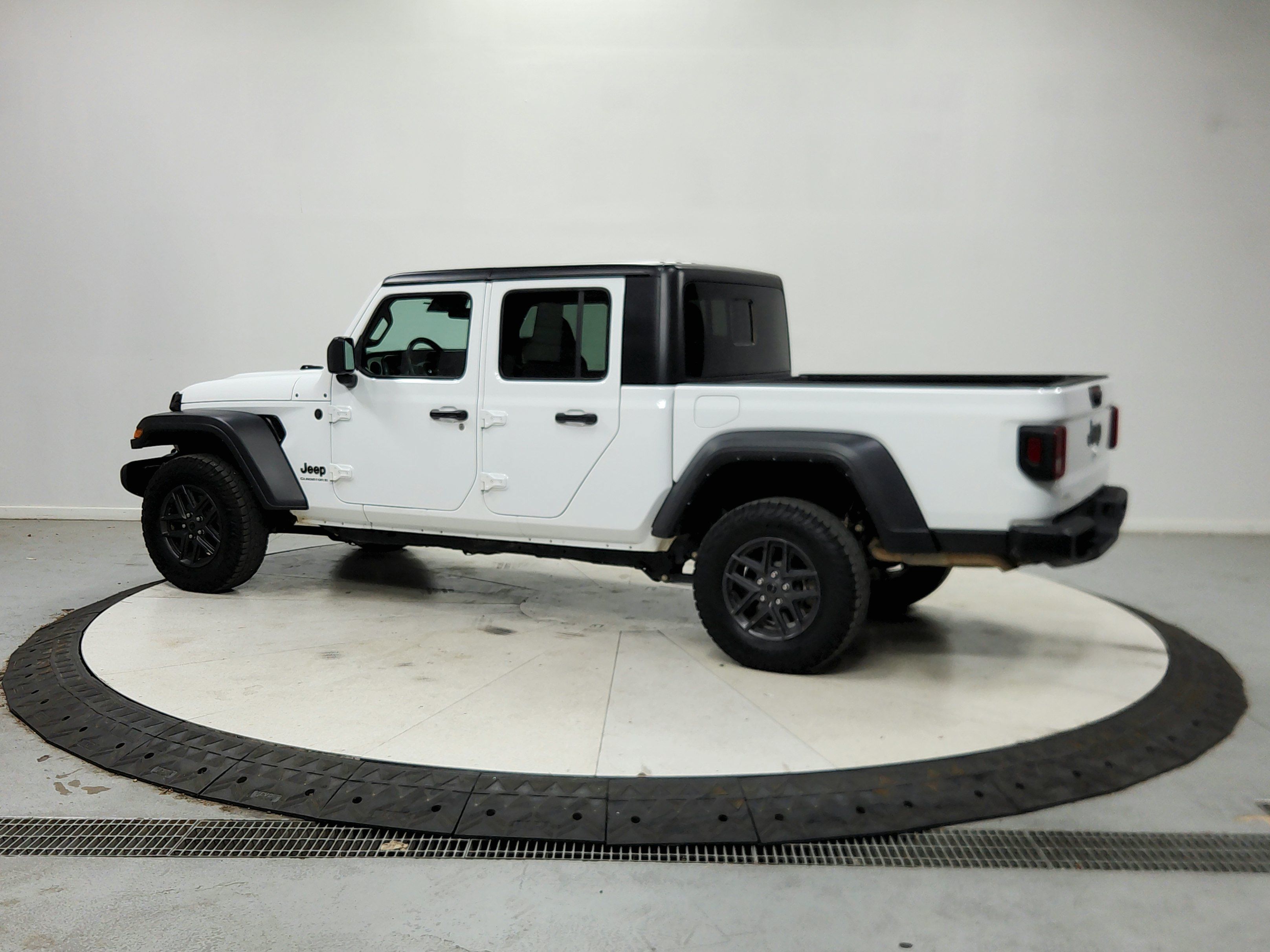 Used 2025 Jeep Gladiator Sport AWD/4WD image 6