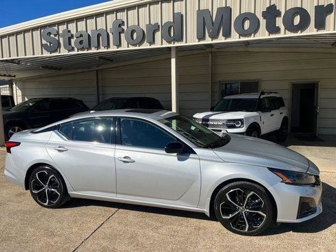 Used 2024 Nissan Altima 2.5 SR w/ SR Premium Package FWD image 2