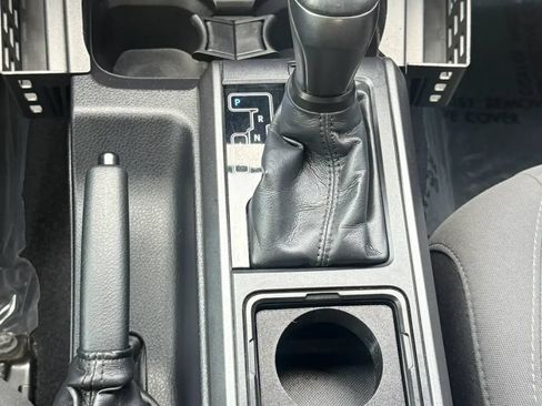 Used 2017 Toyota Tacoma TRD Off-Road w/ Premium & Technology Package AWD/4WD image 21