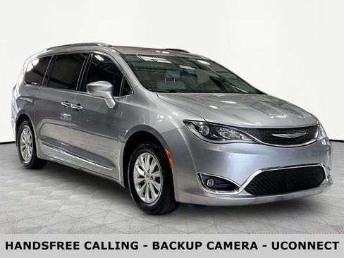 Used 2018 Chrysler Pacifica Touring-L FWD image 3
