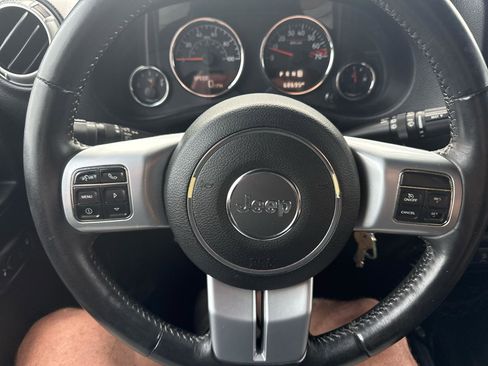 Used 2016 Jeep Wrangler Unlimited Rubicon image 36