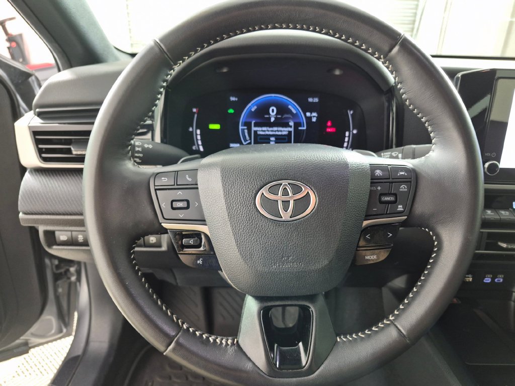 Used 2025 Toyota Camry SE w/ Convenience Package FWD image 13